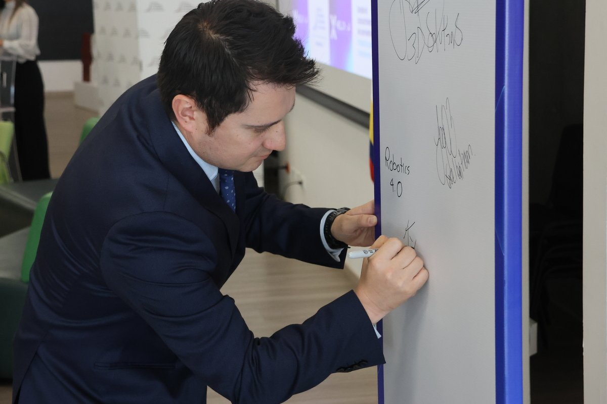 LANZAMIENTO DE HELIX-A - UNIVERSIDAD ESCUELA COLOMBIANA DE INGENIERÍA JULIO GARAVITO