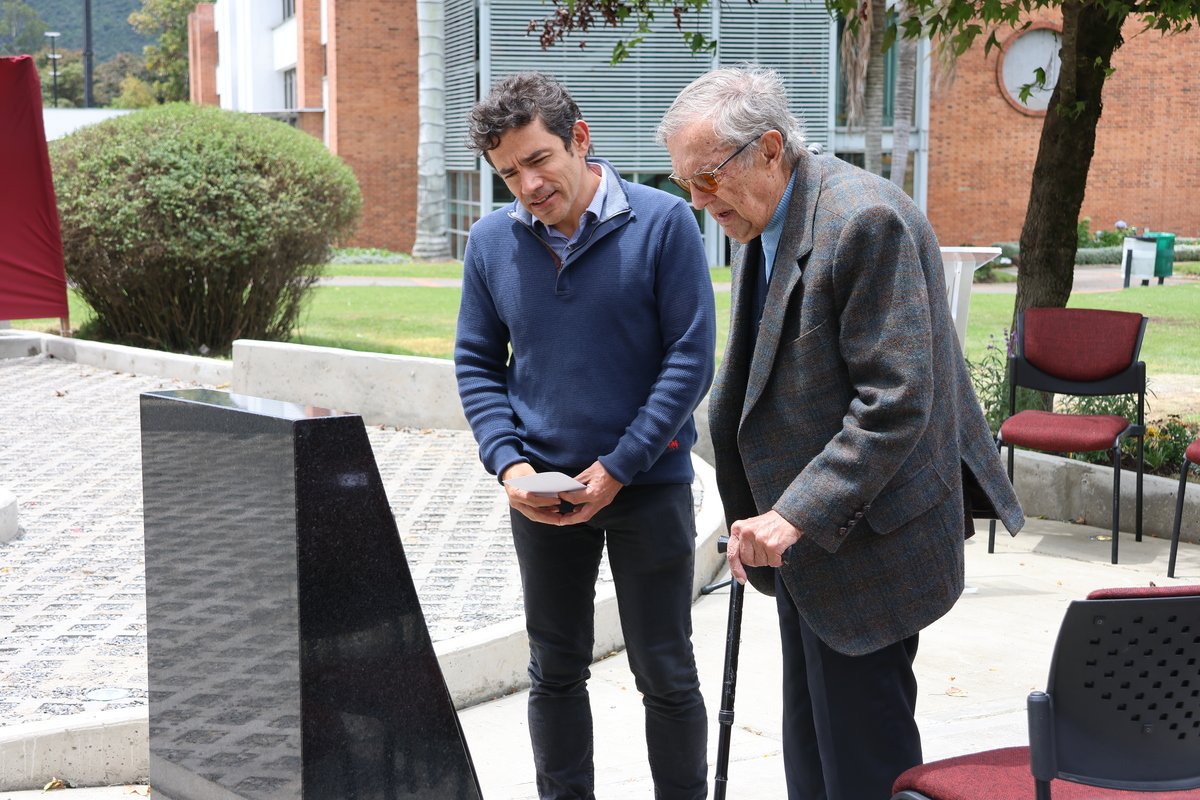 ENTREGA PLAZOLETA DE FUNDADORES - UNIVERSIDAD ESCUELA COLOMBIANA DE INGENIERÍA JULIO GARAVITO