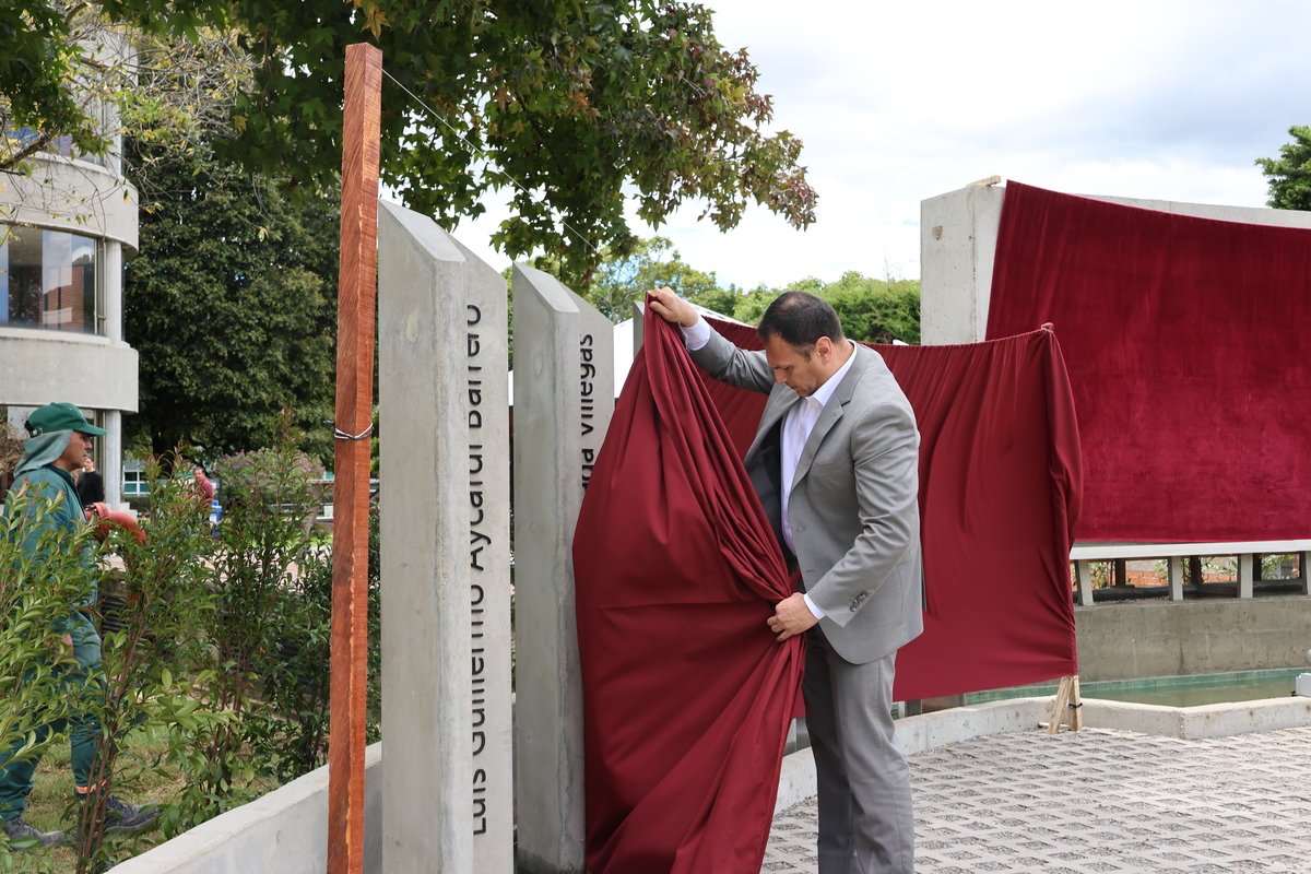 ENTREGA PLAZOLETA DE FUNDADORES - UNIVERSIDAD ESCUELA COLOMBIANA DE INGENIERÍA JULIO GARAVITO