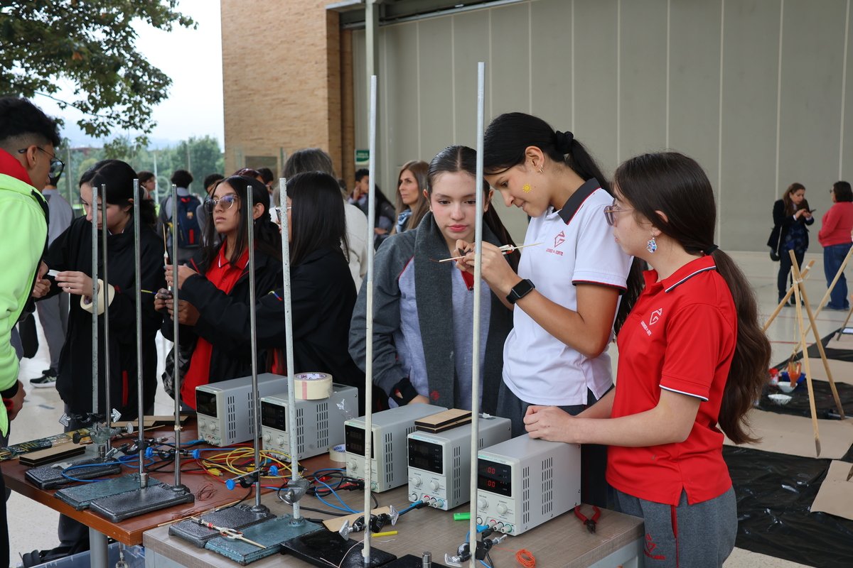 FOTOS TOUR STEM ESCUELA