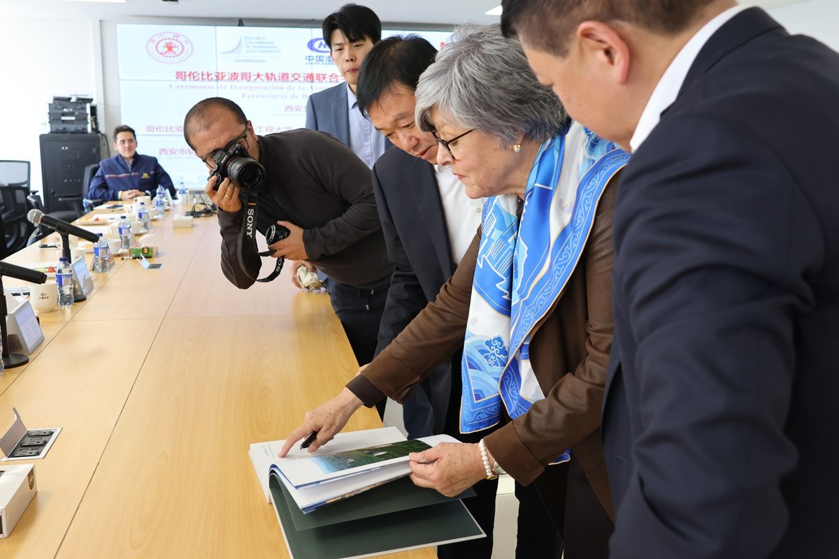 Ceremonia de inauguración de la Alianza Universitaria Empresarial Ferroviaria de Bogotá