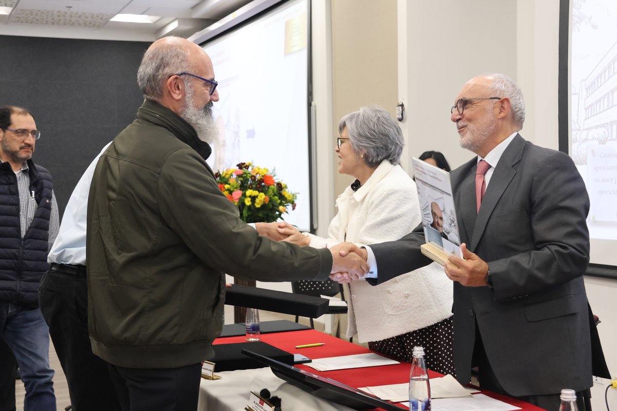 HOMENAJE A FUNDADORES