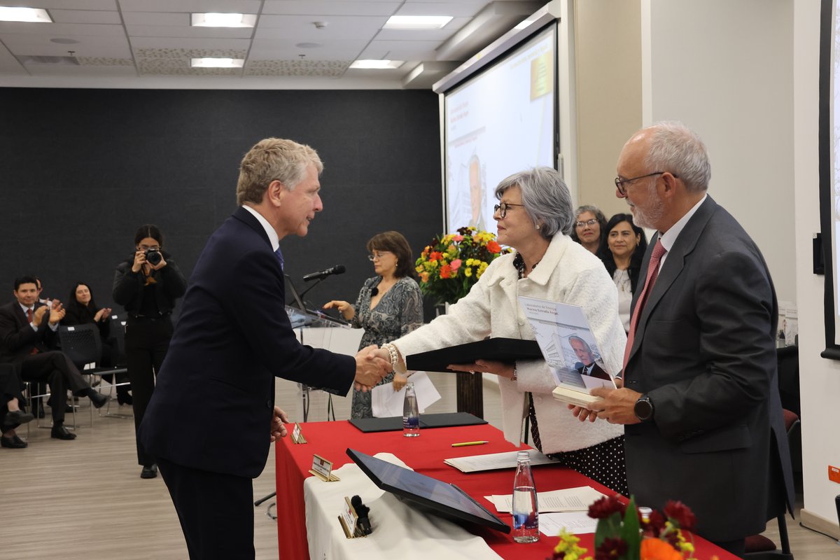 HOMENAJE A FUNDADORES