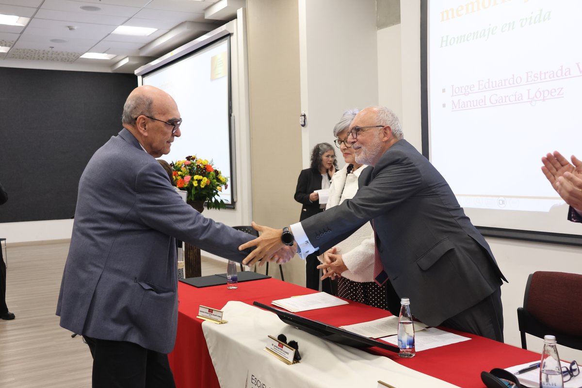 HOMENAJE A FUNDADORES