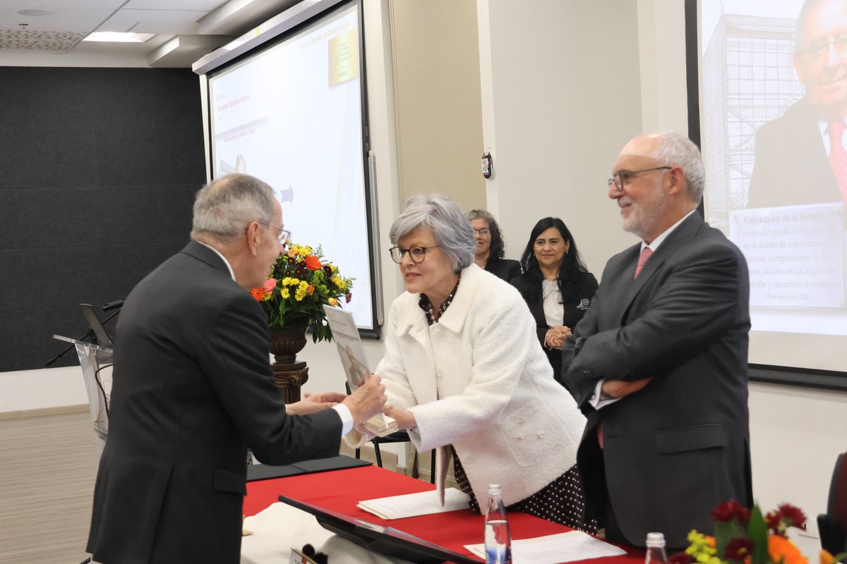 HOMENAJE A FUNDADORES