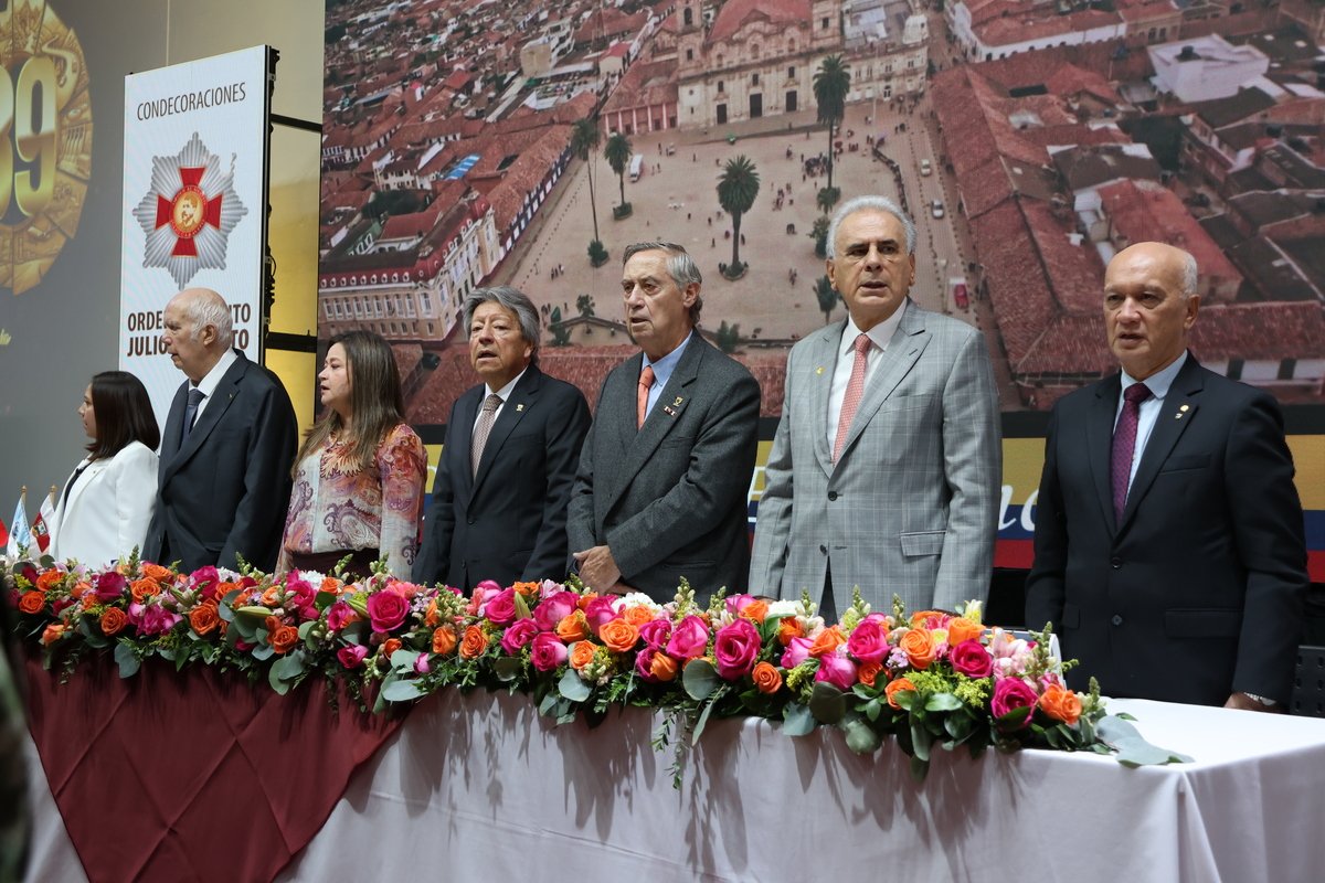 ENTREGA DE LA GRAN CRUZ - ESCUELA COLOMBIANA DE INGENIERÍA JULIO GARAVITO