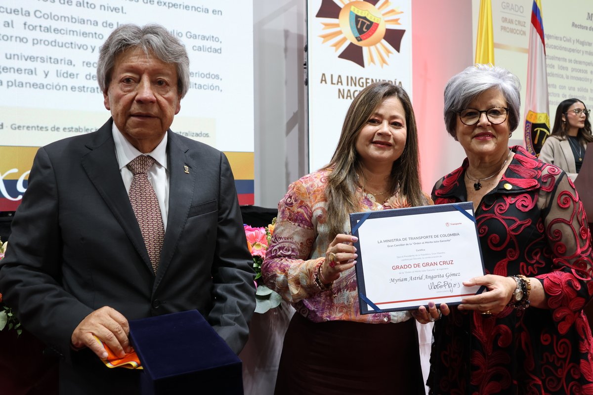 ENTREGA DE LA GRAN CRUZ - ESCUELA COLOMBIANA DE INGENIERÍA JULIO GARAVITO