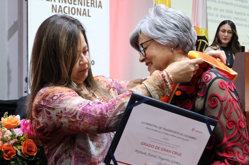 ENTREGA DE LA GRAN CRUZ - ESCUELA COLOMBIANA DE INGENIERÍA JULIO GARAVITO