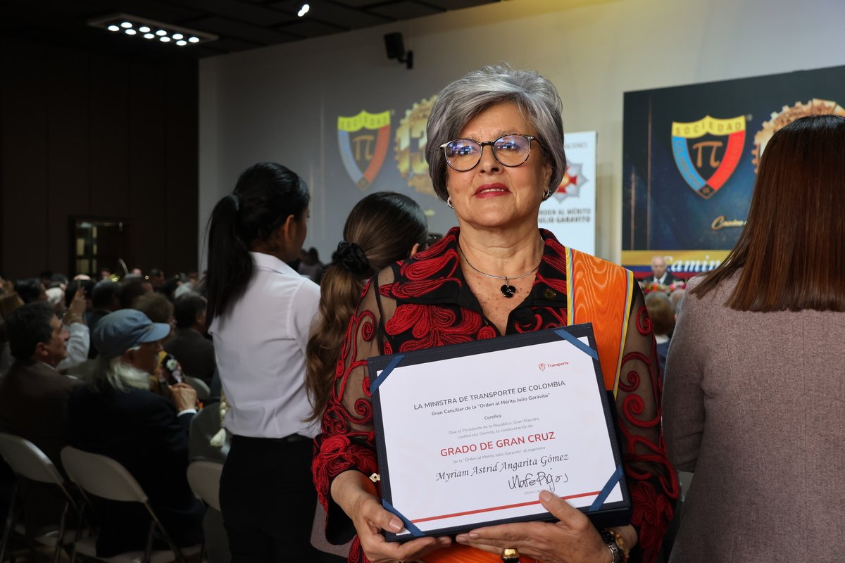 ENTREGA DE LA GRAN CRUZ - ESCUELA COLOMBIANA DE INGENIERÍA JULIO GARAVITO