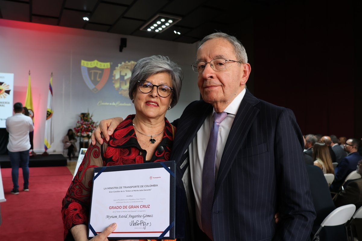 ENTREGA DE LA GRAN CRUZ - ESCUELA COLOMBIANA DE INGENIERÍA JULIO GARAVITO
