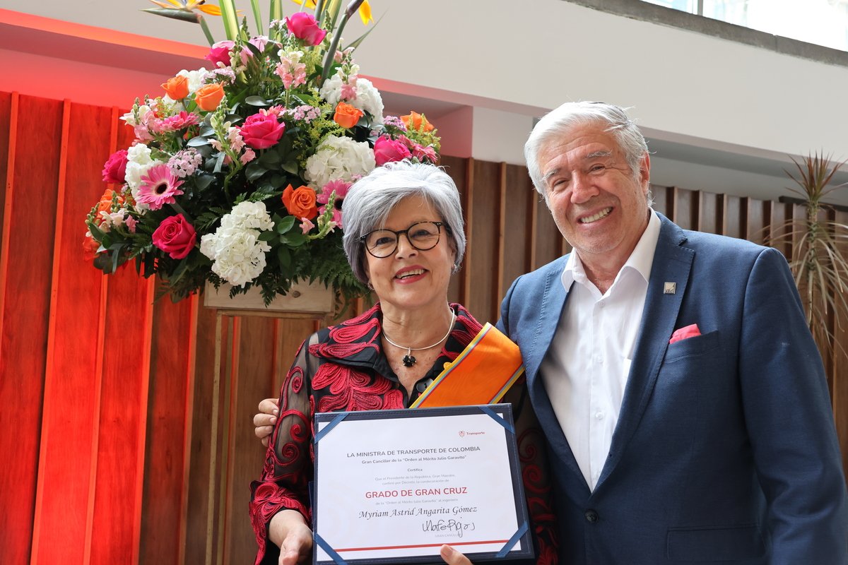 ENTREGA DE LA GRAN CRUZ - ESCUELA COLOMBIANA DE INGENIERÍA JULIO GARAVITO