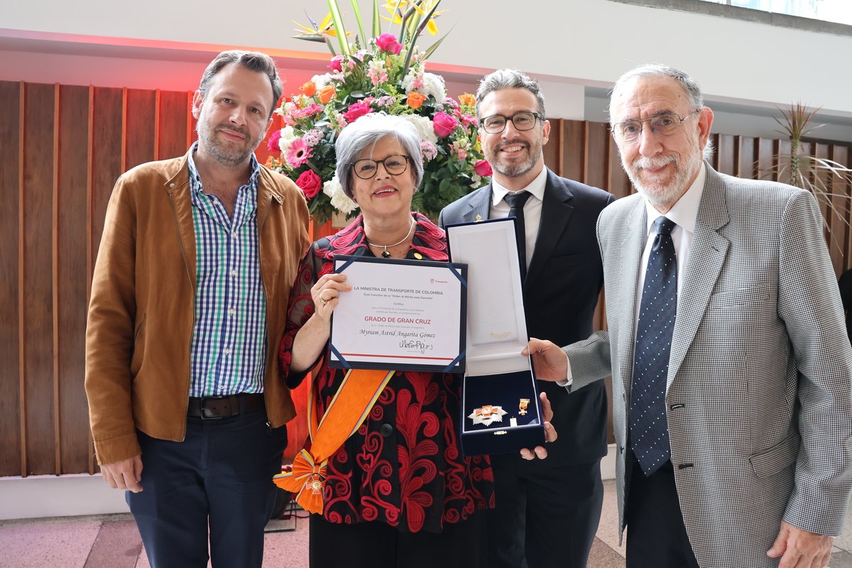 ENTREGA DE LA GRAN CRUZ - ESCUELA COLOMBIANA DE INGENIERÍA JULIO GARAVITO
