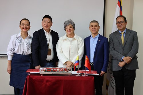 Escuela y Metro Línea 1