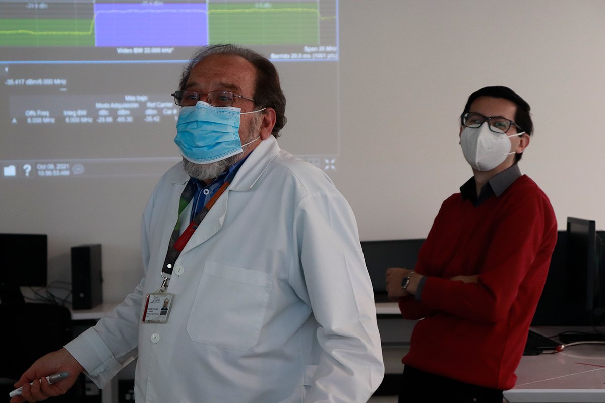 Profesor explicando