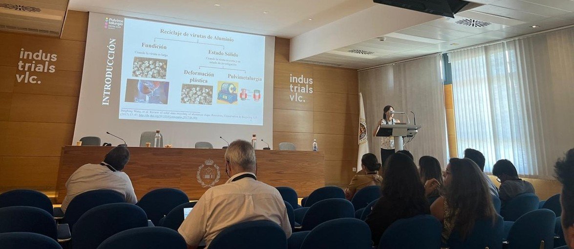 7_Johanna Esguerra exponiendo
