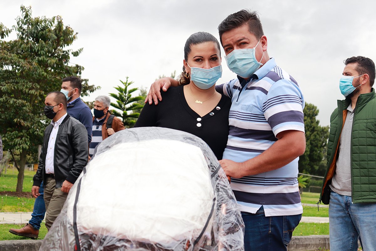 Padres de familia con bebé