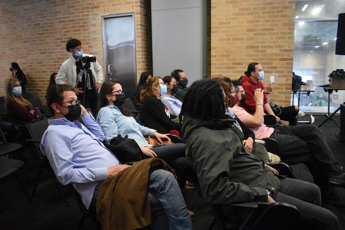 Asistentes debate revista Carma