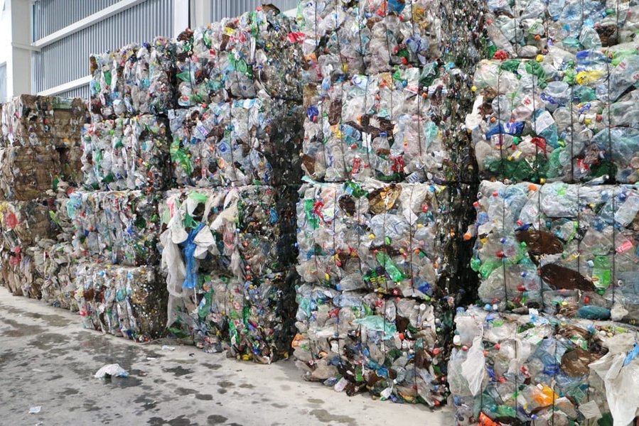 Bales cosidos reciclados después de la prensa