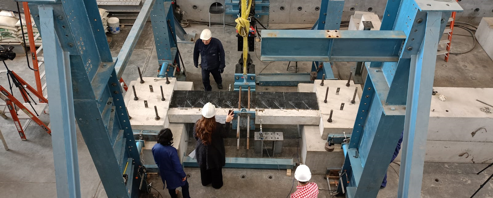 Banner portal ensayo de viga en el muro de reacción