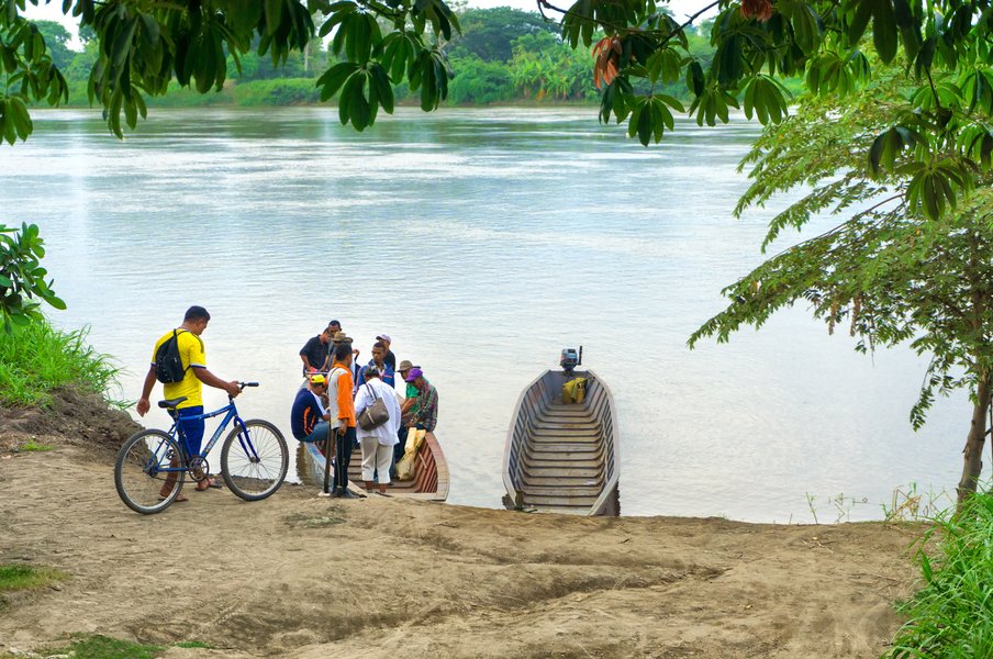 Conéctate-el-río-Magdalena-enmarcado-por-árboles-en-Mompox,-Colombia.jpg