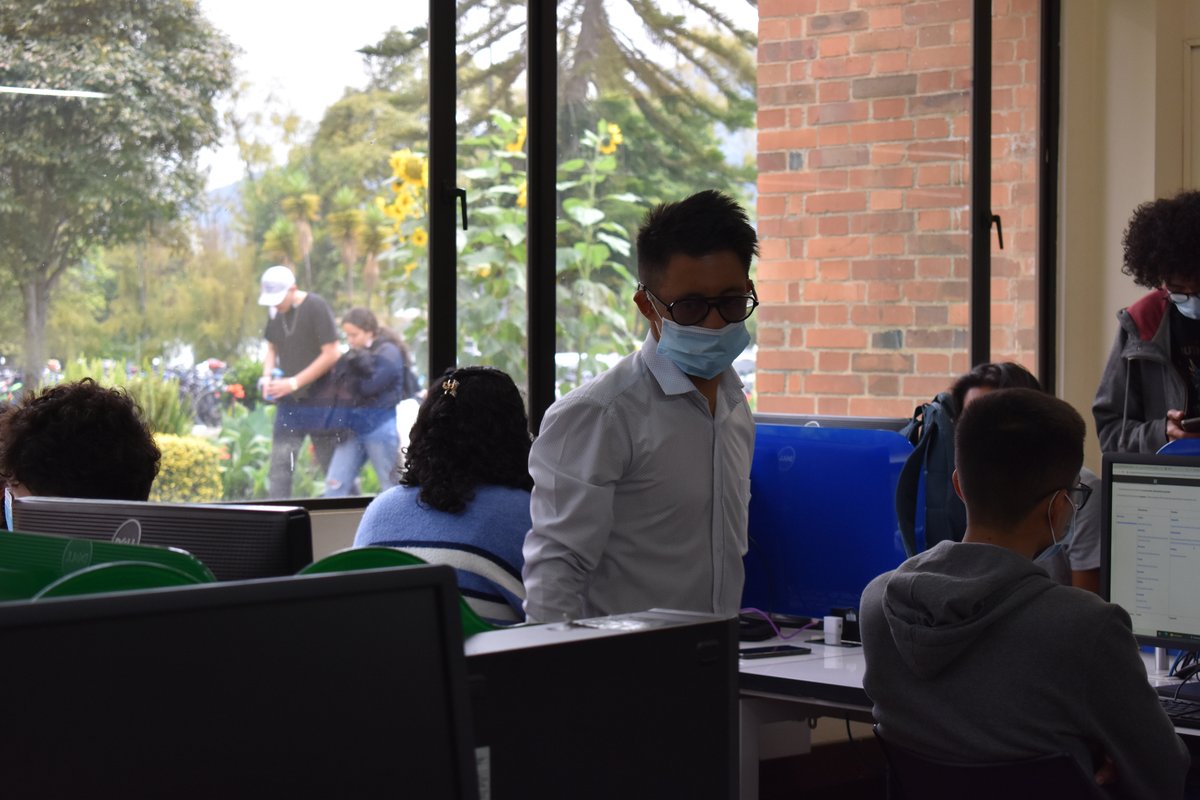 Los jóvenes de la Corporación Síndrome de Down realizan su trabajo con entrega y dedicación