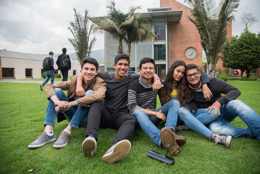 Estudiantes Escuela Colombiana de Ingeniería Julio Garavito
