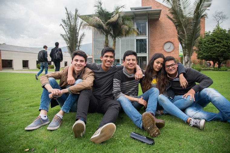 Estudiantes Escuela Colombiana de Ingeniería Julio Garavito