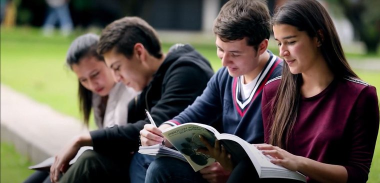 estudiantes en el campus