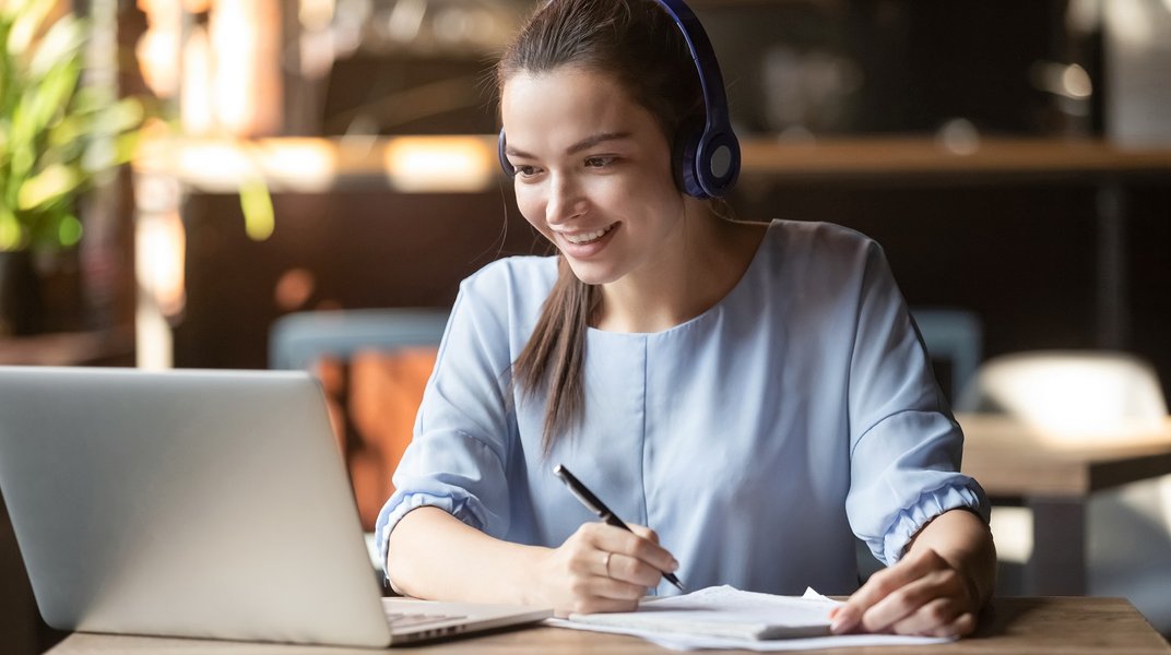 ESTUDIANTE CON AURICULARES.jpg