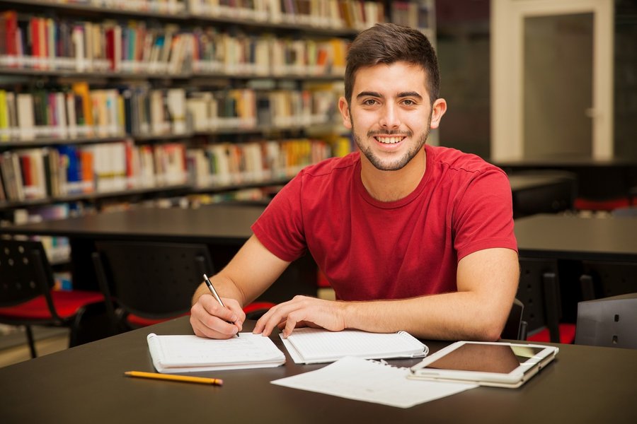 ESTUDIANTE EN BIBLIOTECA.jpg