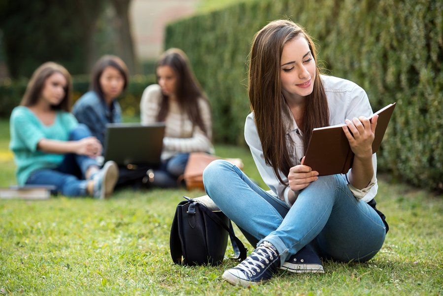 ESTUDIANTE EN CESPED.jpg