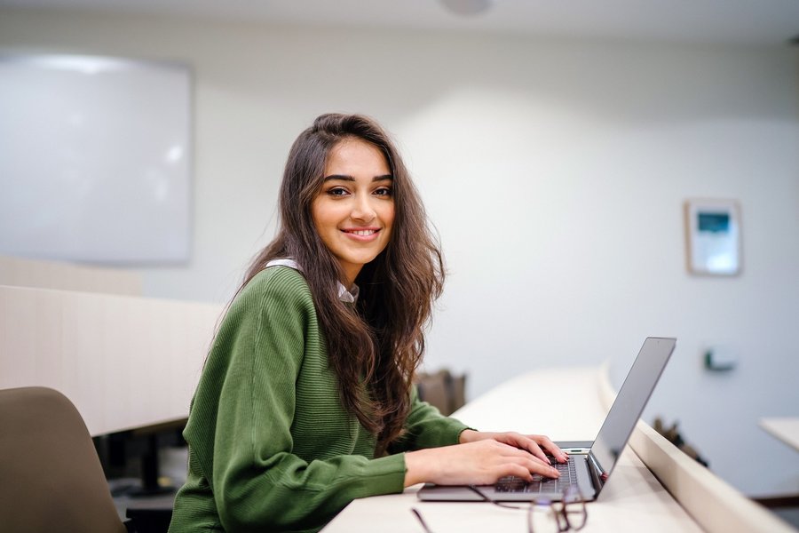 ESTUDIANTE EN COMPUTADOR1.jpg