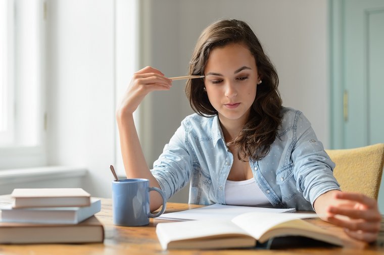 ESTUDIANTE ESTUDIANDO.jpg