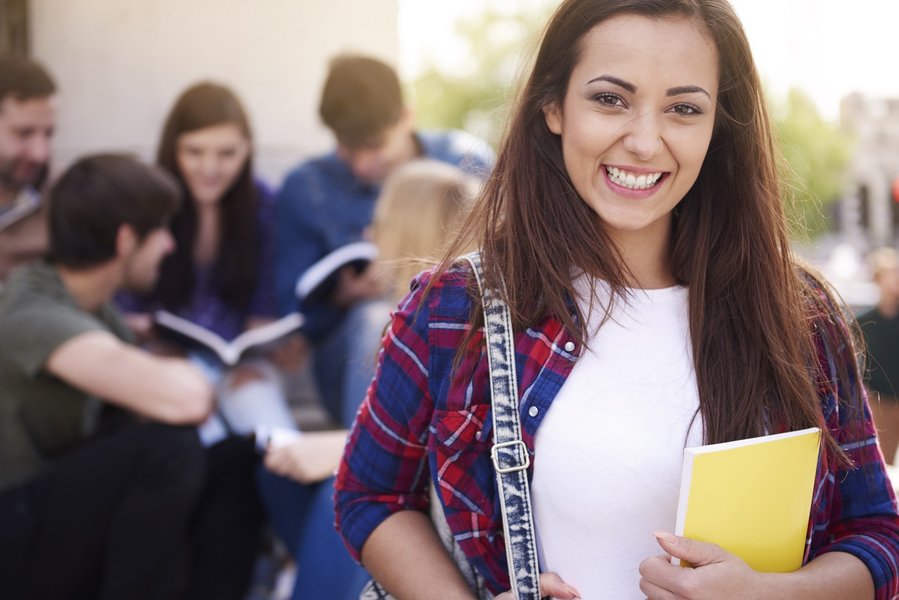 ESTUDIANTE SONRIENTE.jpg