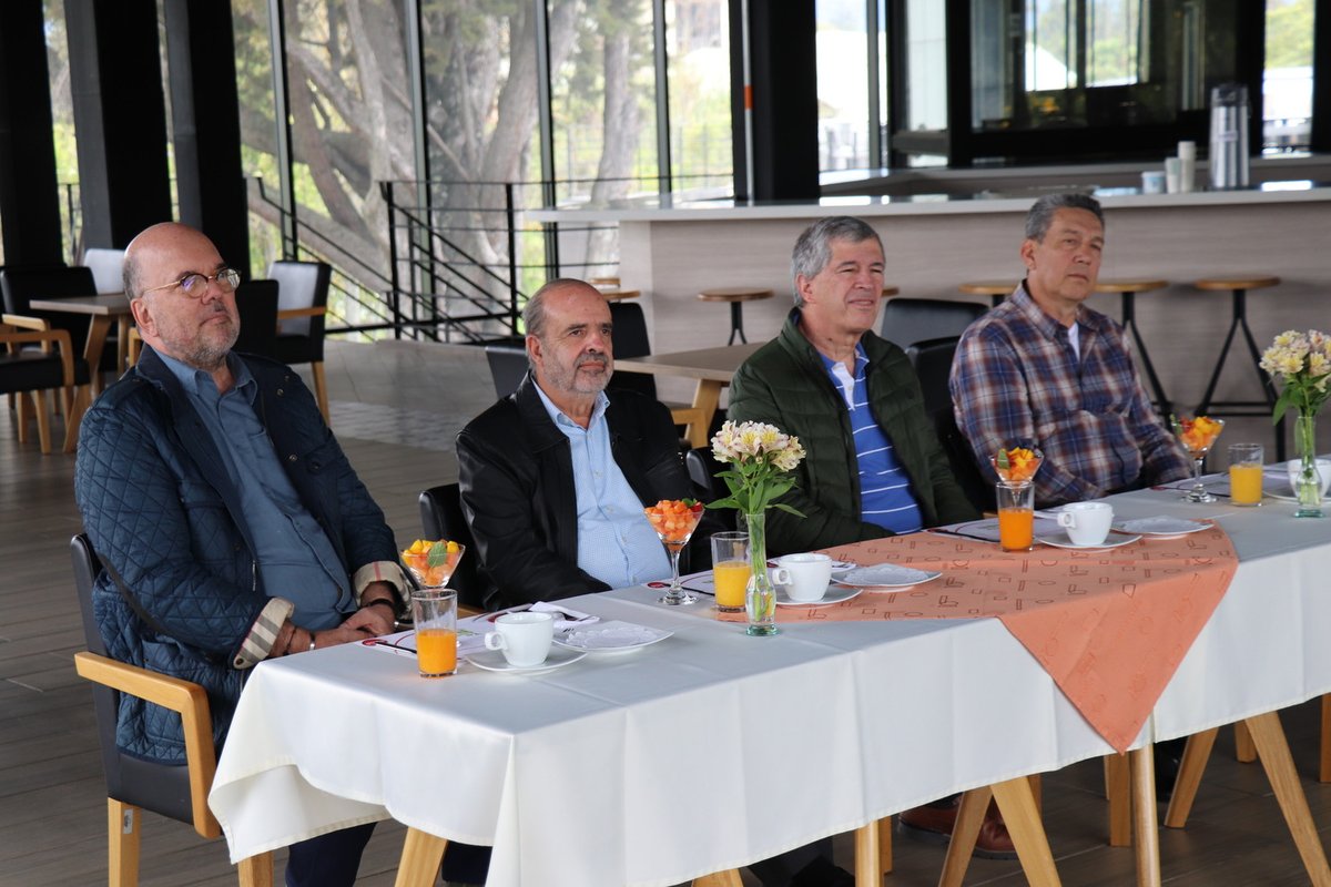 Encuentro graduados civil 1982 (23).