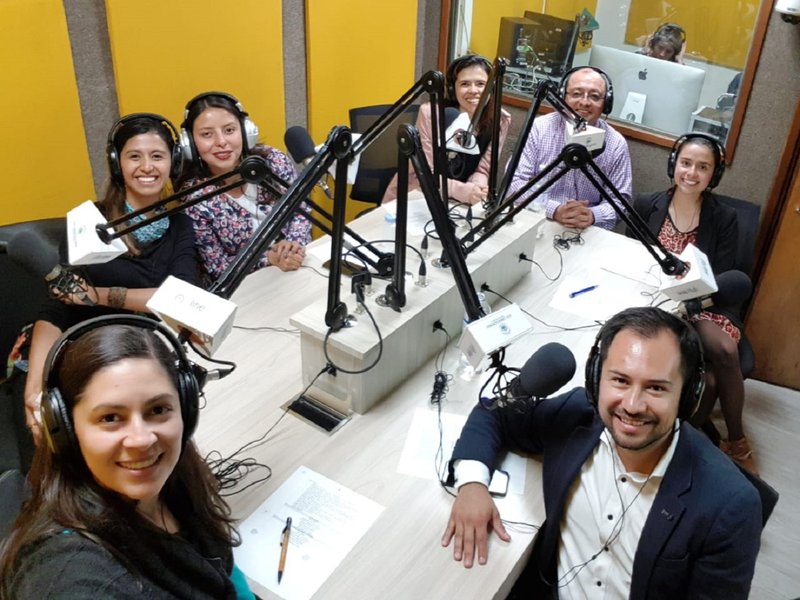 Equipo en emisora.jpg