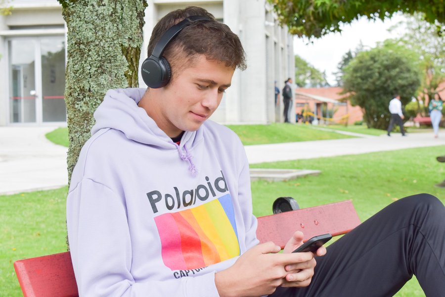 Estudiante-con-audífonos