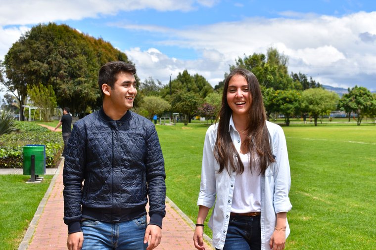 Estudiantes-compartiendo-frente-al-coliseo-el-otoño-en-el-campus-de-la-Escuela.jpg