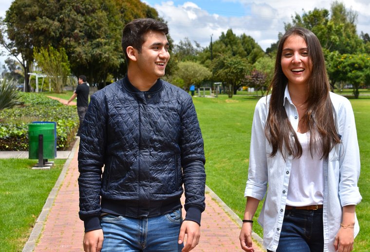 Estudiantes-compartiendo-frente-al-coliseo-el-otoño-en-el-campus-de-la-Escuela-detalle.jpg