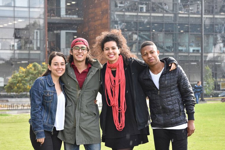 Estudiantes en el campus universitario