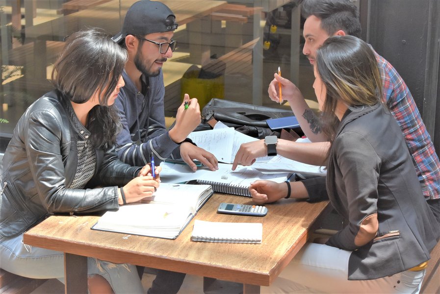 Estudiantes en mesa de trabajo