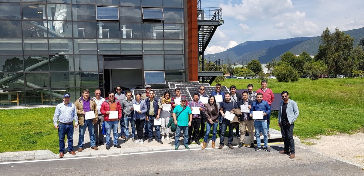 Estudiantes laboratorio eléctrica.jpg