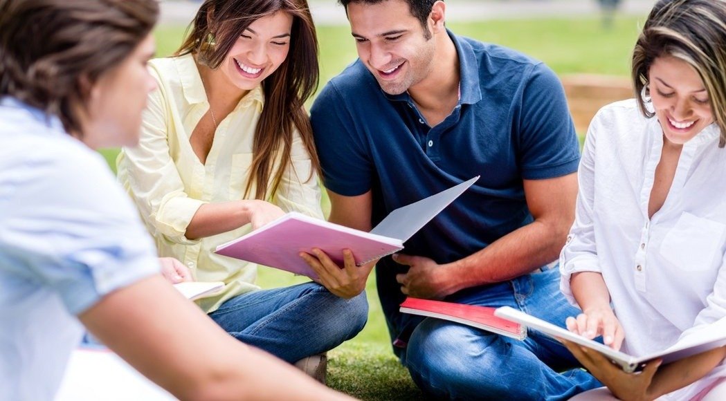 GRUPO_DE_ESTUDIANTESmax-1440x700.jpg
