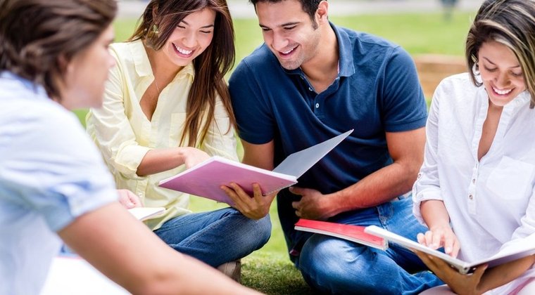 GRUPO_DE_ESTUDIANTESmax-1440x700.jpg