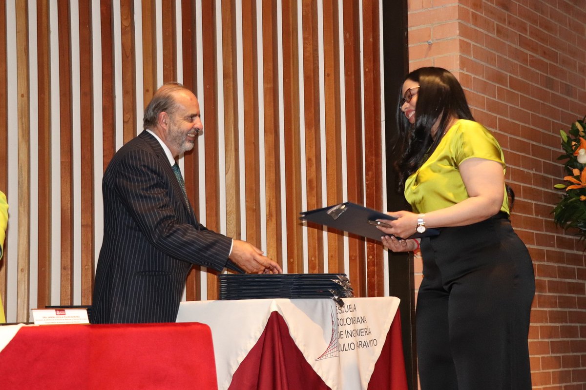 Grados Entrega de Diplomas 14 dic (5)