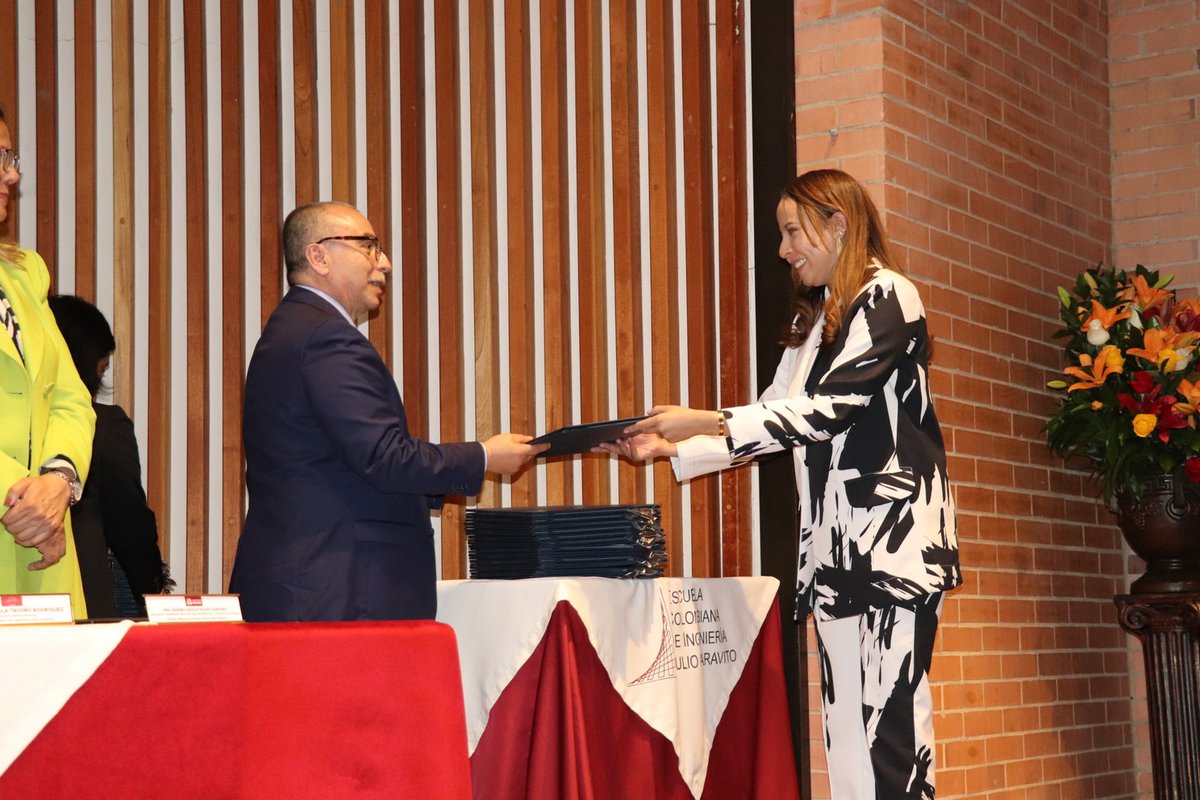 Grados Entrega de Diplomas 14 dic (4)