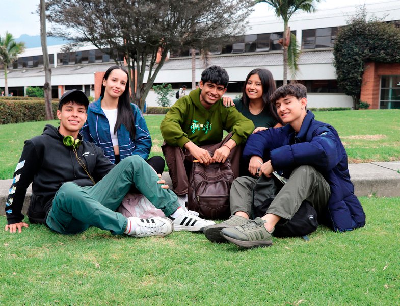 Grupo-mirando-a-cámaraRETOQ-(3) 1