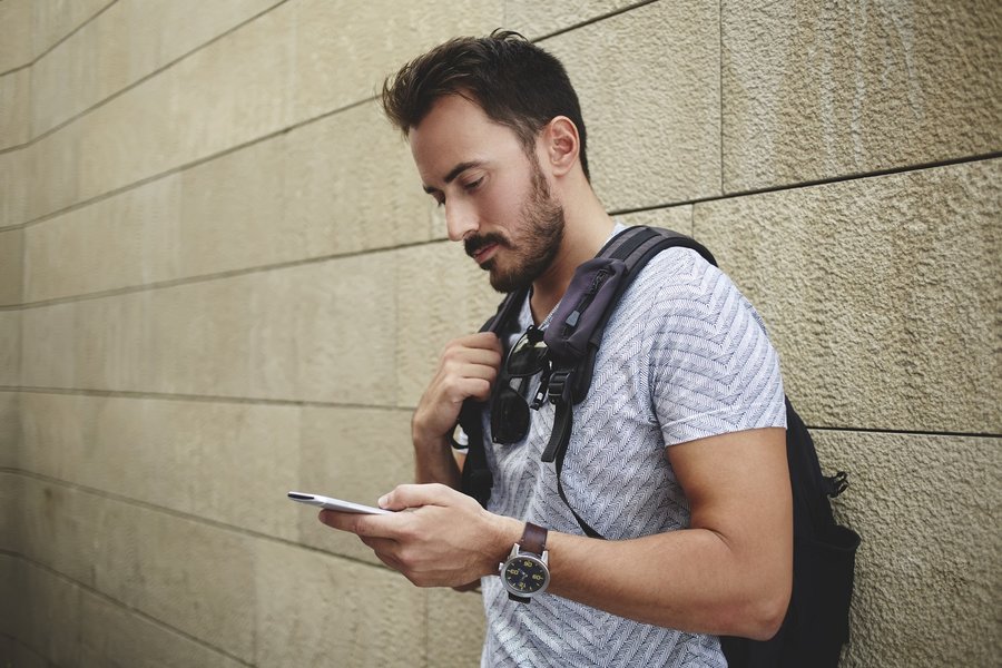 HOMBRE CON CELULAR.jpg