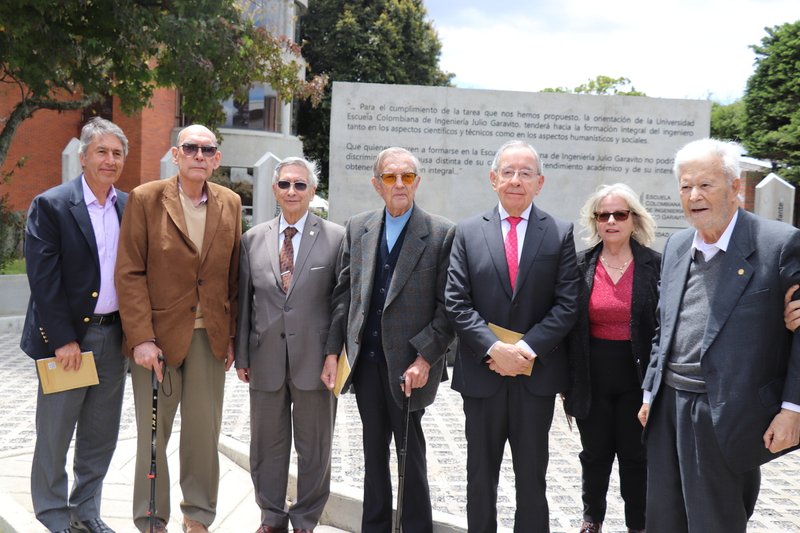 ENTREGA PLAZOLETA DE FUNDADORES - UNIVERSIDAD ESCUELA COLOMBIANA DE INGENIERÍA JULIO GARAVITO