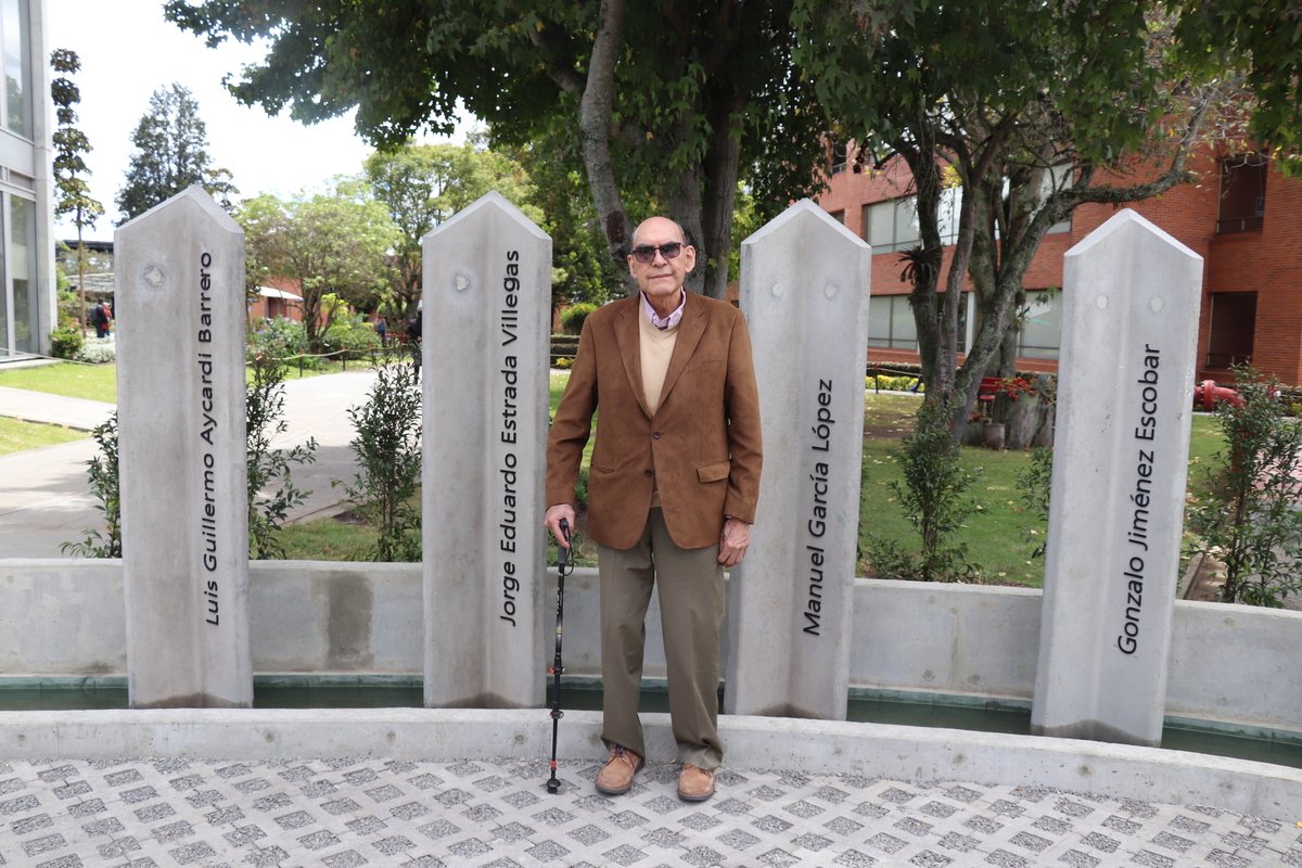 ENTREGA PLAZOLETA DE FUNDADORES - UNIVERSIDAD ESCUELA COLOMBIANA DE INGENIERÍA JULIO GARAVITO